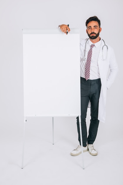 Kostenloses Foto doktor posiert mit dem whiteboard