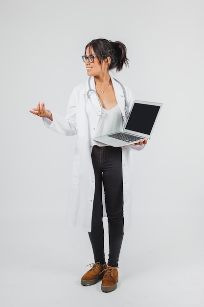 Doktor posiert mit Laptop
