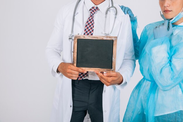 Doktor und Chirurg mit einer Tafel