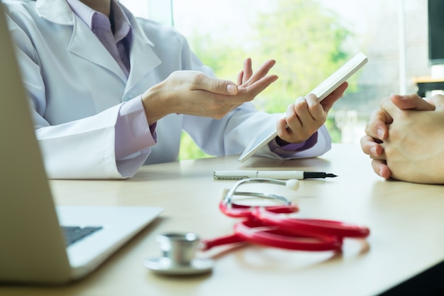 Doktor und Patient diskutieren etwas.