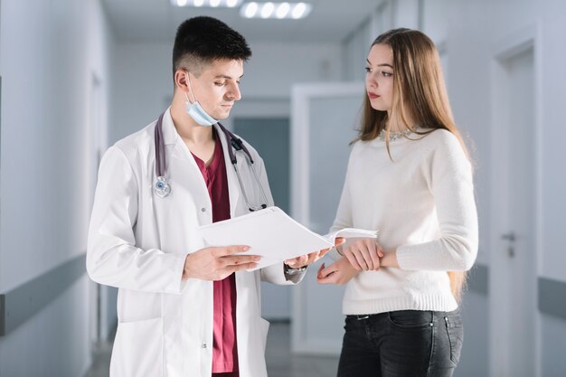 Doktor und Patient mit Papieren