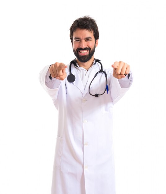 Doktor zeigt auf die Vorderseite auf weißem Hintergrund