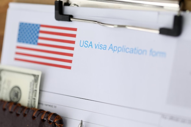 Dokumente für amerikanisches visum und reisepass mit geld, das auf tischnahaufnahme liegt