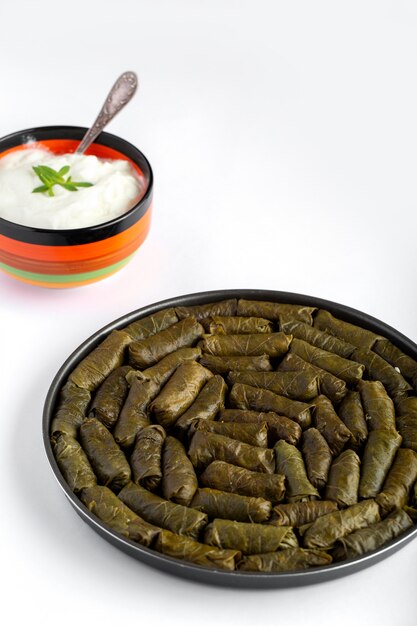 Dolma Dolma in runder Pfanne und Joghurt