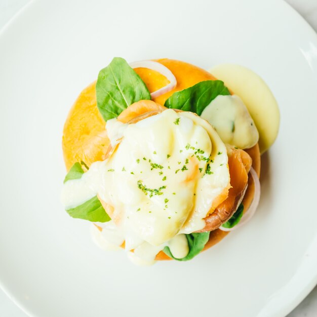 Donut Brot mit geräuchertem Lachs und Ei Benedict