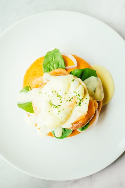 Donut Brot mit geräuchertem Lachs und Ei benedict