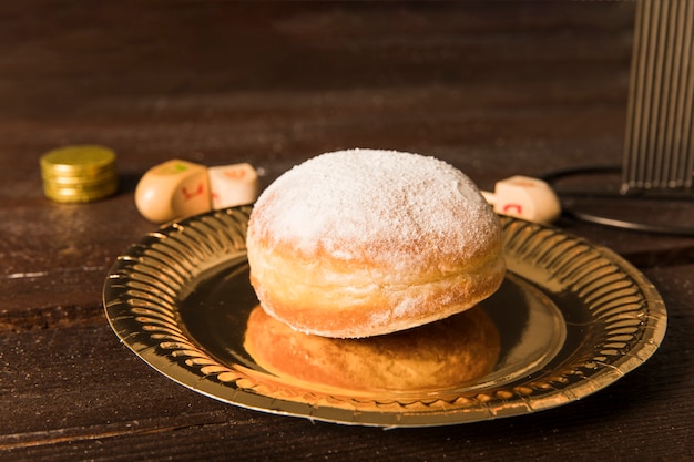 Donut, der nahe Chanukka-Symbolen liegt