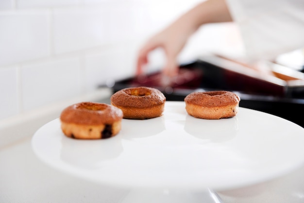 Kostenloses Foto donuts auf einem teller