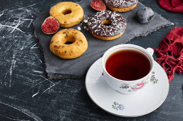 Donuts mit einer Tasse Tee.