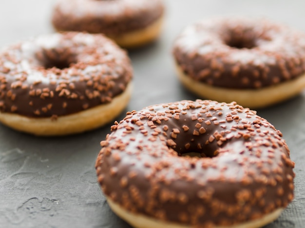 Donuts mit schokoladenglasur und streuseln