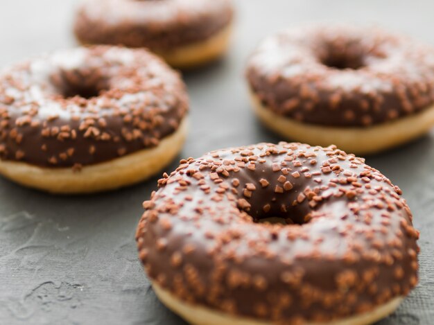 Donuts mit Schokoladenglasur und Streuseln