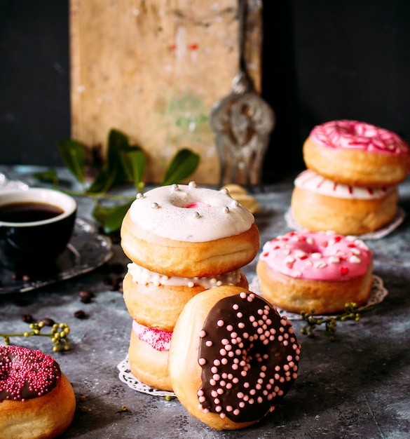 Kostenloses Foto donuts mit verschiedenen belägen und kaffee