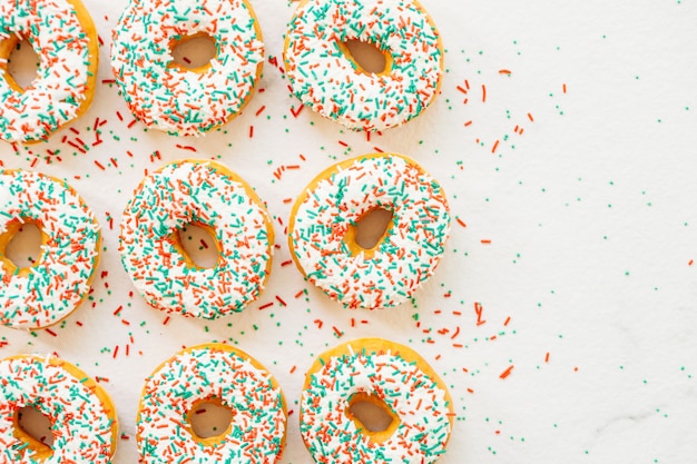 Donuts mit weißer Schokoladencreme und besprüht Zucker