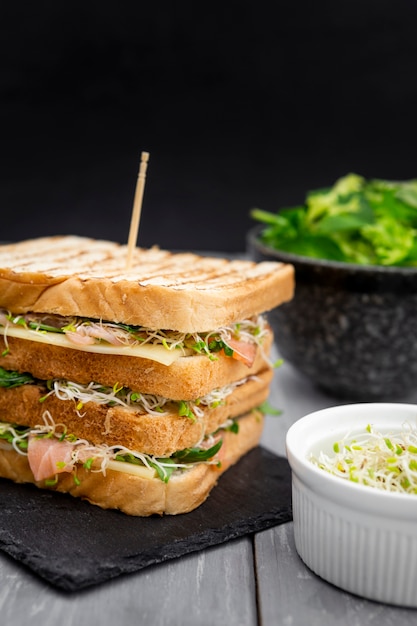 Doppelsandwich auf Schiefer mit Salat und Sprossen