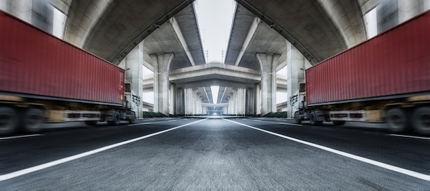 Kostenloses Foto doppelte lastkraftwagen