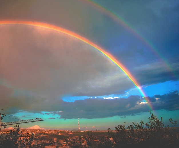 Kostenloses Foto doppelter regenbogen