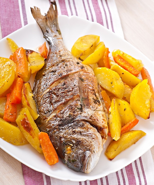 Dorada mit Kartoffeln gebacken