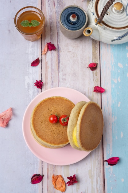 Dorayaki Pfannkuchen gefüllt mit Vanille japanischem Essen.