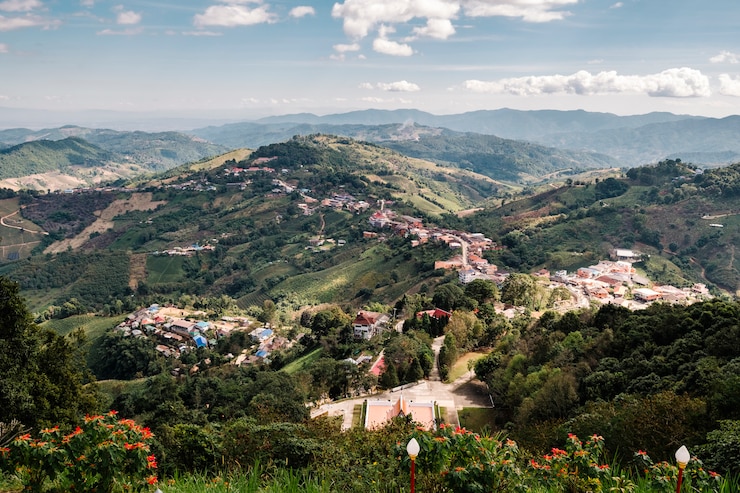 Kostenlose Foto dorf in den bergen und blauer himmel in thailand