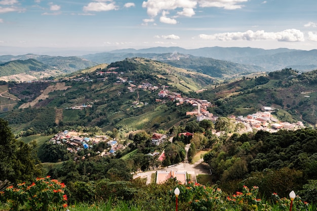 Dorf in den Bergen und blauer Himmel in Thailand