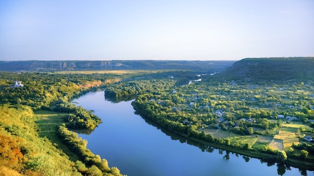 Dorf mit orthodoxer Kirche, Fluss, der sich in zwei Teile teilt