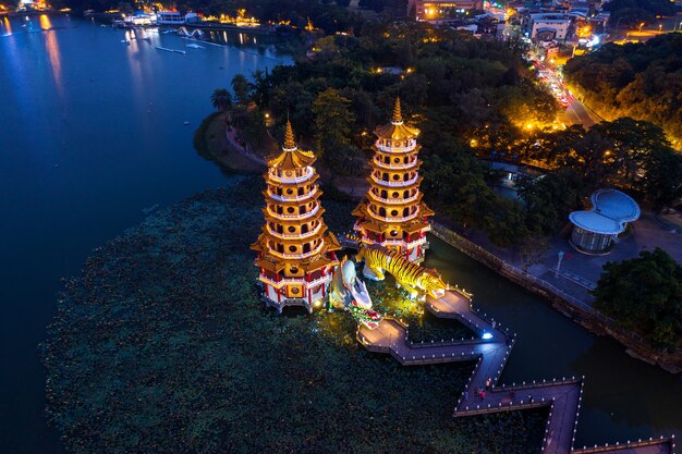 Drachen- und Tigerpagoden in der Nacht in Kaohsiung, Taiwan.