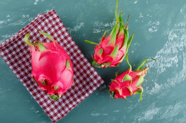 Kostenloses Foto drachenfrucht auf gips und picknicktuch. draufsicht.