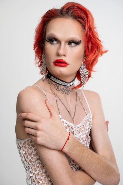 Kostenloses Foto drag queen mit mittlerer aufnahme und rotem lippenstift