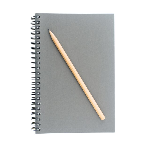 Drahtgebundener oder gewundener gebundener Sketchbook gemacht vom Graupappe- und Holzbleistift lokalisiert auf weißem Hintergrund.