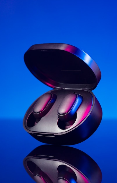 Drahtlose Ohrhörer mit Neon-Beleuchtung im Cyberpunk-Stil