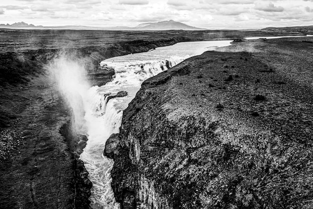 Dramatische Landschaften mit Fluss