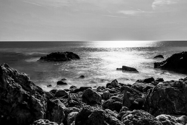 Dramatische Landschaften mit Meer und Felsen