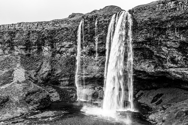 Kostenloses Foto dramatische landschaften mit wasserfall