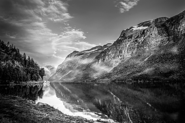Kostenloses Foto dramatische schwarz-weiß-landschaft mit see