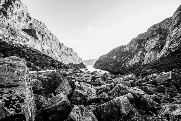 Dramatische Schwarz-Weiß-Landschaften mit Fluss