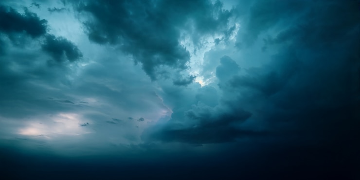 Kostenlose Foto dramatische sturmwolken am blauen himmel