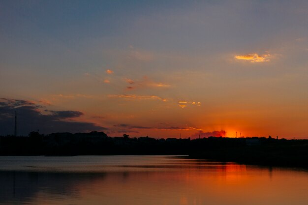 Dramatischer Himmel über dem idyllischen Meer bei Sonnenuntergang