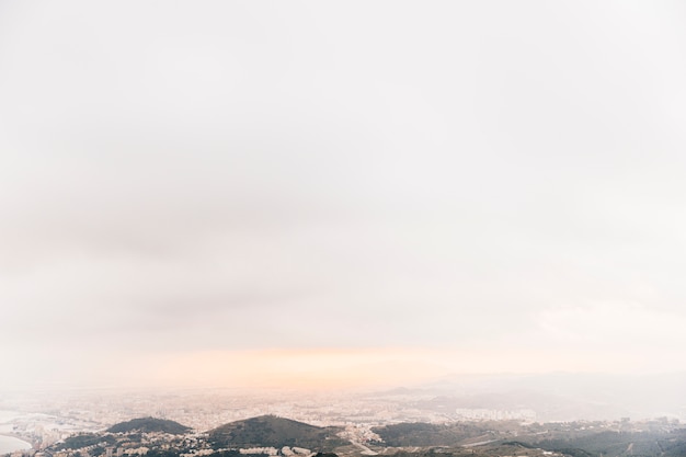 Dramatischer Himmel über der Berglandschaft