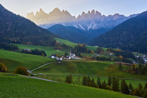 Kostenloses Foto dramatischer morgen blick auf die landschaft der st. magdalena oder st. magdalena im nationalpark puez-geisler oder geisler-gipfel ort bozen italien