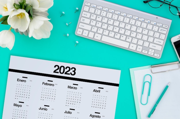 Draufsicht 2023 Kalender mit Tastatur und Blumen