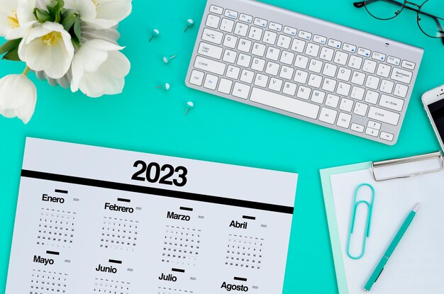 Draufsicht 2023 Kalender mit Tastatur und Blumen