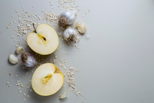 Kostenloses Foto draufsicht äpfel und knoblauch arrangement