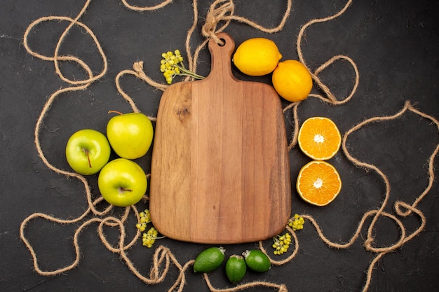 Kostenloses Foto draufsicht äpfel und zitronen auf dunklem hintergrund obst weich frisch