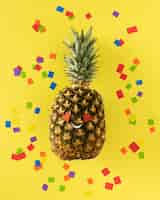 Kostenloses Foto draufsicht ananas mit konfetti