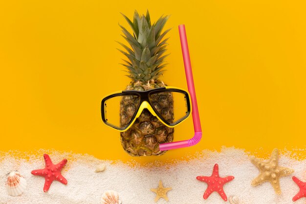 Kostenloses Foto draufsicht ananas mit sommeraccessoires