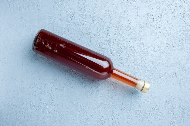 Draufsicht Apfelessig in der Flasche auf weißem Hintergrundsaftfarbfoto rotes frisches Getränk saures Essen