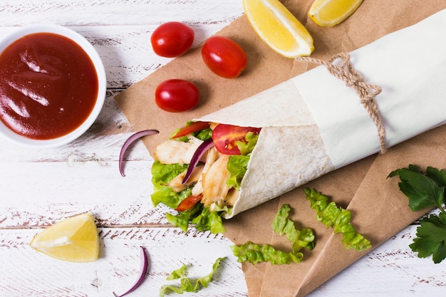 Kostenloses Foto draufsicht arabischer kebab mit ketchup