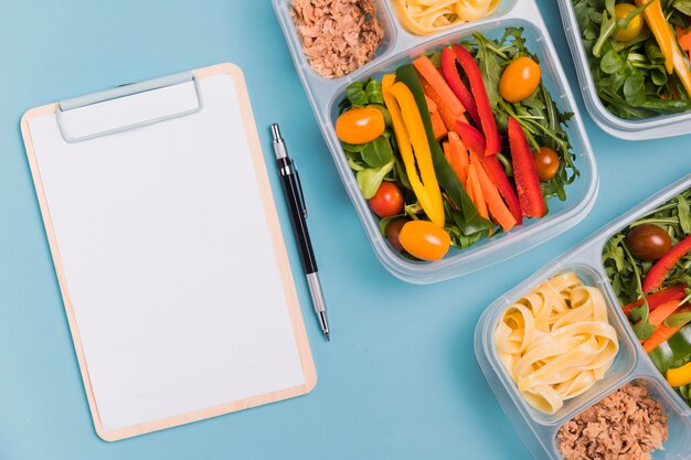 Draufsicht arbeiten Lunchboxen mit leerem Notizbuch