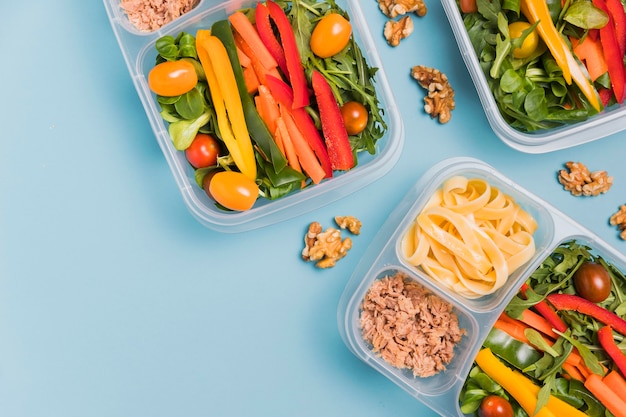 Kostenloses Foto draufsicht arbeiten lunchboxen mit walnüssen