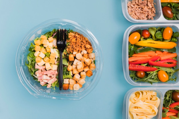 Draufsicht arbeiten Lunchboxen und Salat